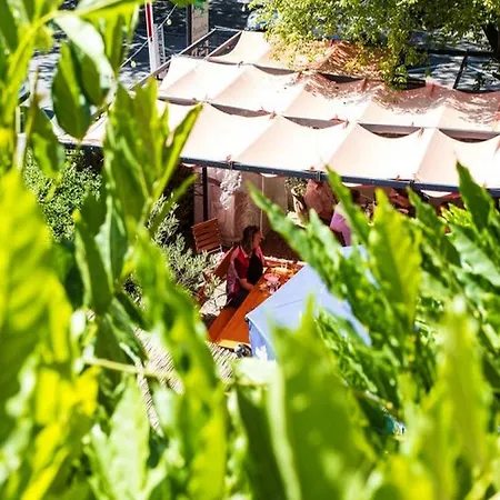 天堂乐园餐厅旅馆 2*